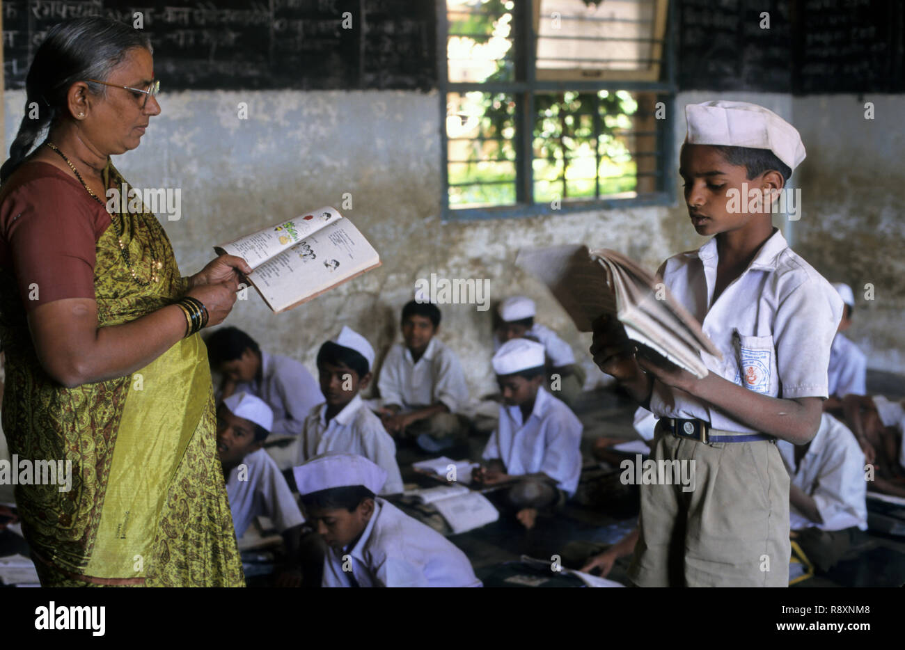 Ländliche Schule Kinder lernen in einer Klasse, Sangli, Maharashtra, Indien Stockfoto