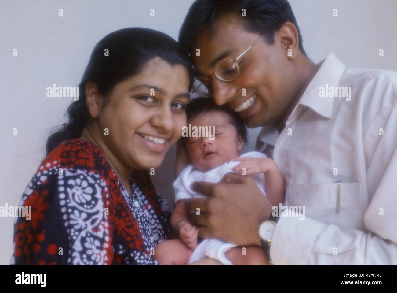 Paar hält New Born Baby im Arm HERR Nr. 228 Stockfoto