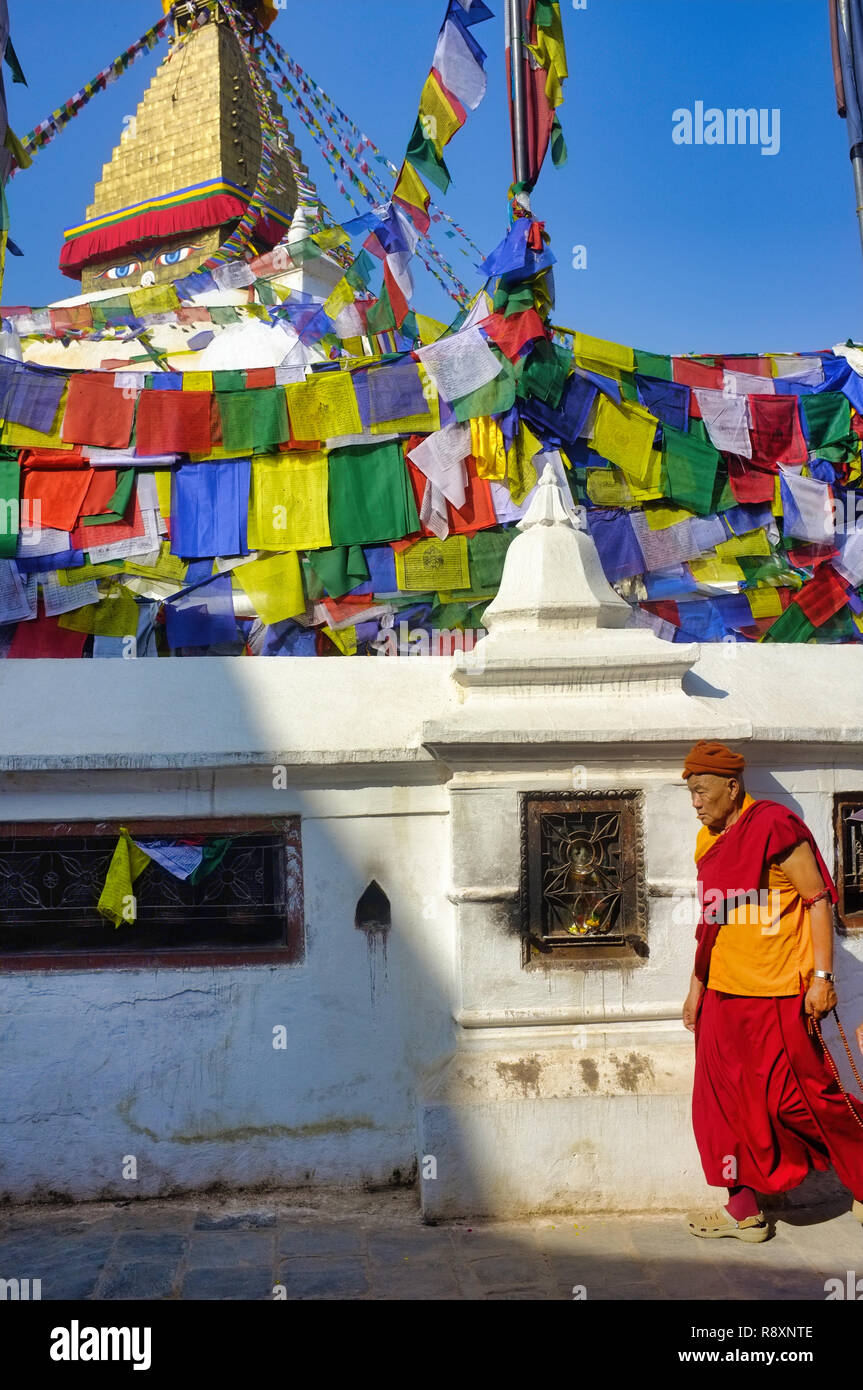 Ein tibetischer Mönch, in einem Akt der Anbetung, frei bewegen im Uhrzeigersinn um Bodhnath Stupa, Kathmandu, Nepal Stockfoto