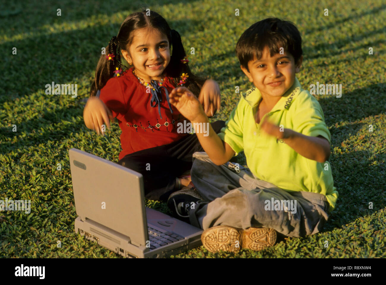 Kinder spielen mit Laptop, Indien, Herrn Nr. 273 Stockfoto