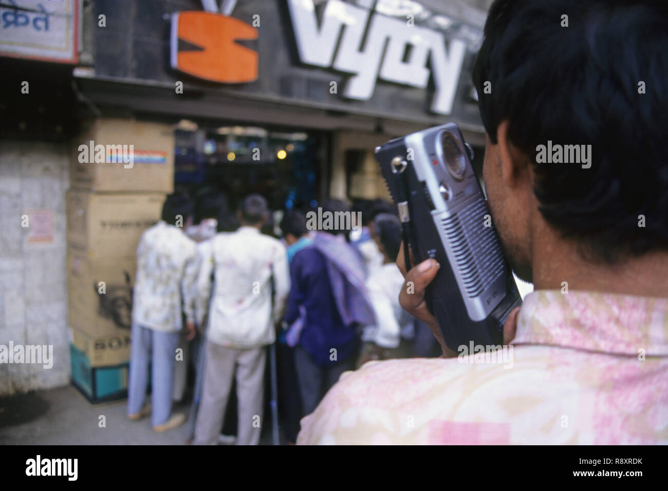 Gekräht beobachten Kricket auf TV Shop Stockfoto