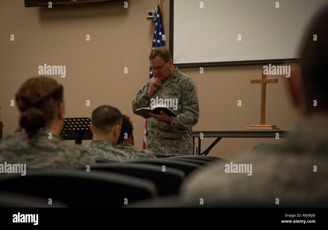 403Rd Flügel Kaplan (Lt. Col.) Ray Thompson spricht während einer Gottesdienst März 5 bei Keesler Air Force Base, Texas. Stockfoto