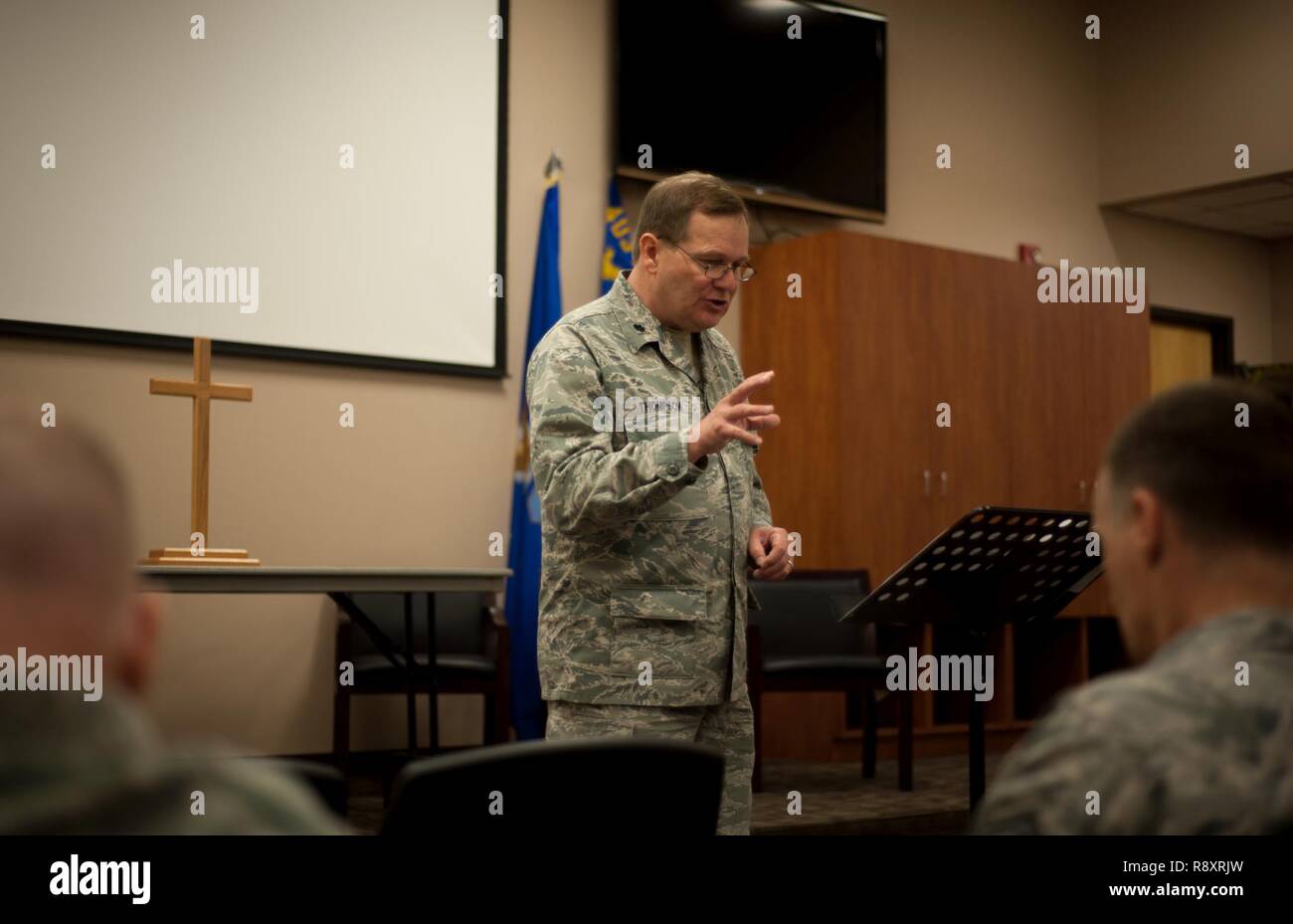 403Rd Flügel Kaplan (Lt. Col.) Ray Thompson spricht während einer Gottesdienst März 5 bei Keesler Air Force Base, Texas. Stockfoto