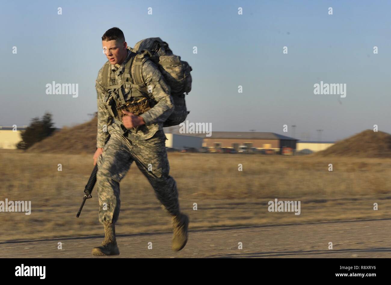 Nebraska National Guard SPC. Taylor Wroblewski läuft, zu einem ersten Platz in der Ruck März Teil der besten Krieger Wettbewerb. Wroblewski abgeschlossen Die fast 10-Meilen-Marsch in einer Stunde und 42 Minuten. Stockfoto