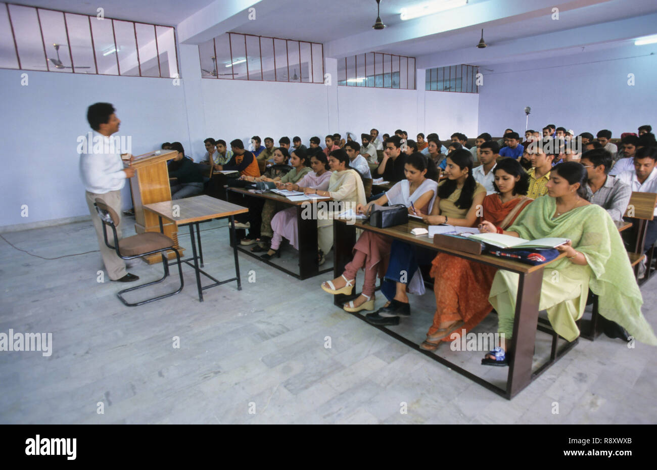 Studenten Jungen und Mädchen lernen im Klassenraum, Dehradun, Uttaranchal, Uttarakhand, Indien, Asien Stockfoto
