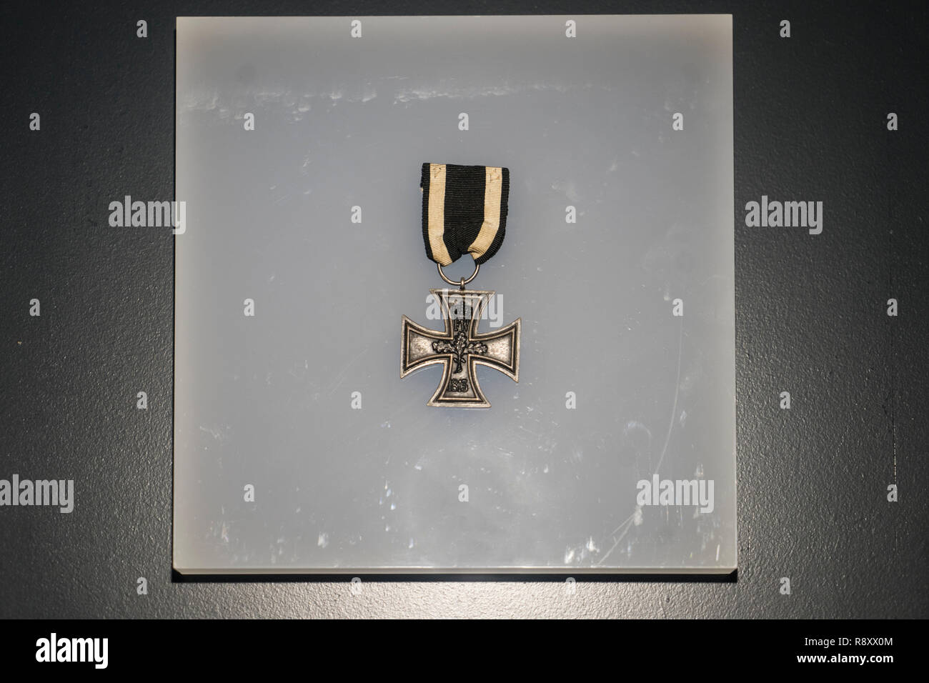 Iron Cross Medaille, die mit einem Soldaten in der Schlacht von Gallipoli, Canakkale legende Promotion Center bekämpft gehören. Gallipoli, Türkei Stockfoto