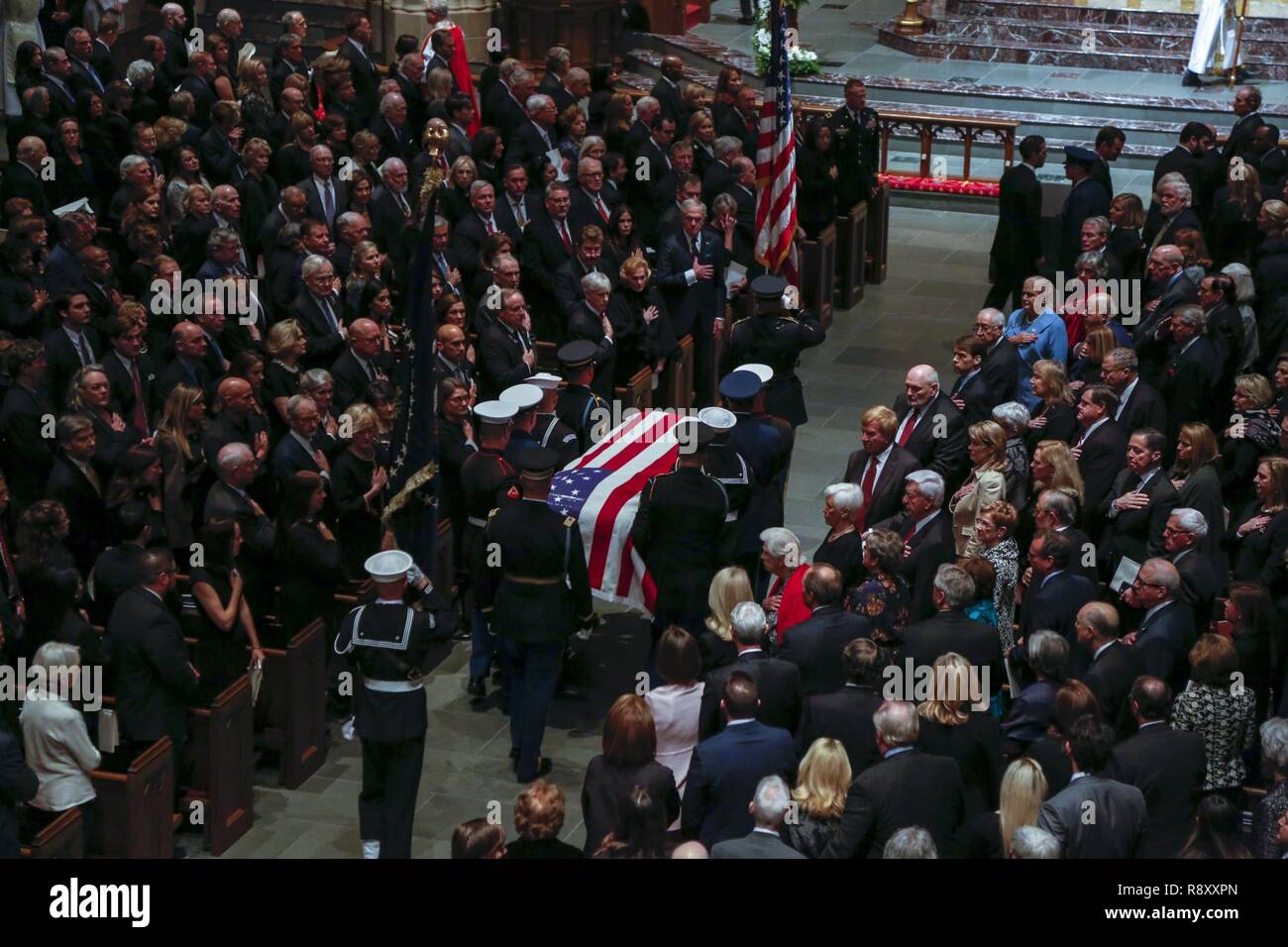 Freunde und Familie ehemaliger Präsident George H.W. Bush in St. Martin's Episcopal Church in seiner Heimatstadt Houston Ehre, 6. Dezember 2018. Fast 4.000 militärische und zivile Personal aus über alle Niederlassungen der US-Streitkräfte, einschließlich der Reserve und der National Guard Komponenten, sofern zeremoniellen Unterstützung während der Beerdigung. Stockfoto