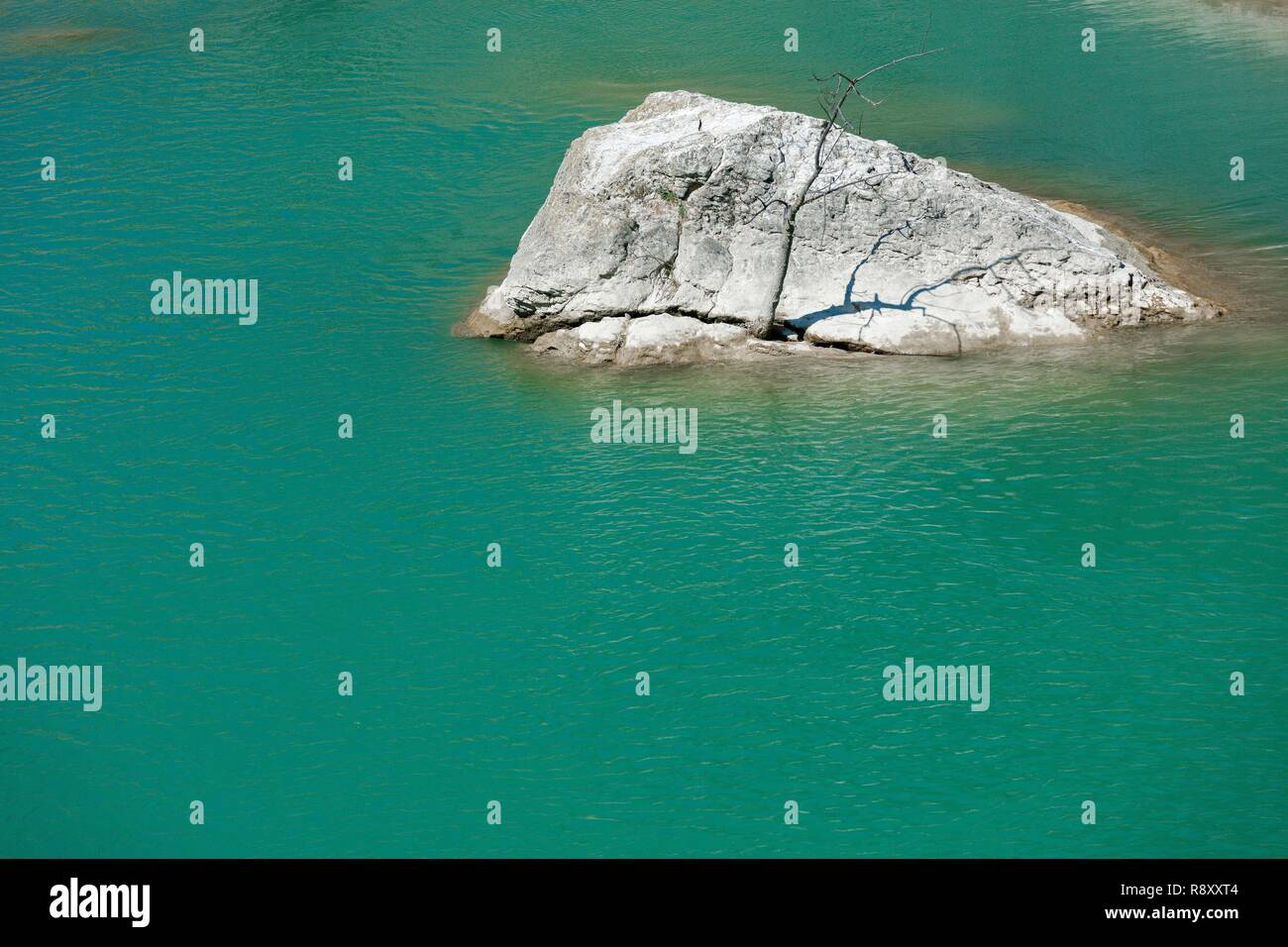 Spanien, Aragon, Huesca, Pena See, rock Spülen von Wasser in einem Fluss mit türkisfarbenem Wasser Stockfoto