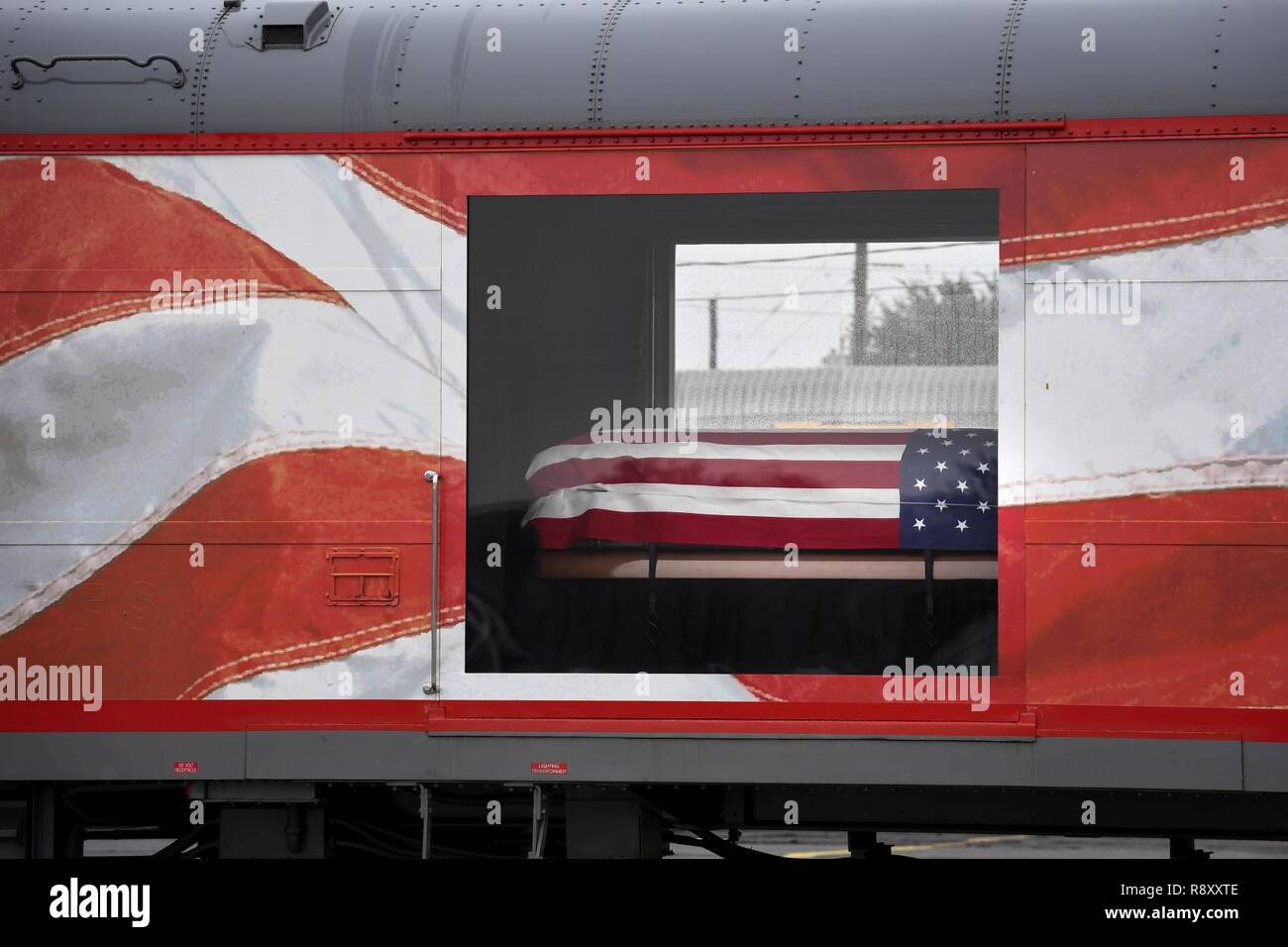 Der Körper der 41. Präsident George H.W. Bush, reist im Busch 4141 Lokomotive, College Station, bei Union Pacific Westfield Auto Service, Spring, Texas, Dez. 6, 2018. Fast 4.000 militärische und zivile Personal aus über alle Niederlassungen der US-Streitkräfte, einschließlich der Reserve und der National Guard Komponenten, sofern zeremoniellen Unterstützung während George H.W. Bushs Staatsbegräbnis. Stockfoto