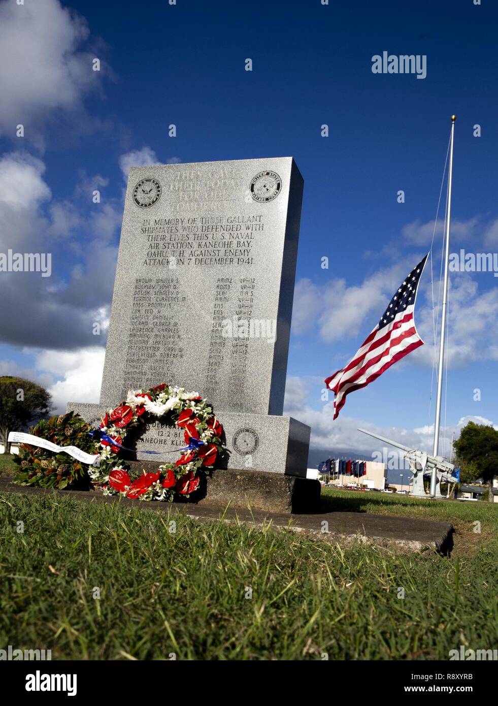 Kränze sind vor dem Klipper Monument, das jedes Jahr für diejenigen, die ihr Leben an Bord der U.S. Naval Air Station Kaneohe Bay gab, während der jährlichen Klipper Gedenkfeier, Marine Corps Base Hawaii, Dez. 7, 2018 ehren. Die Klipper Denkmal wurde 1981 eingeweiht die 17 US-Marine Seeleute und zwei zivile Vertragsnehmer, die während des Angriffs auf Naval Air Station Kaneohe Bay zu ehren, der starb. Stockfoto