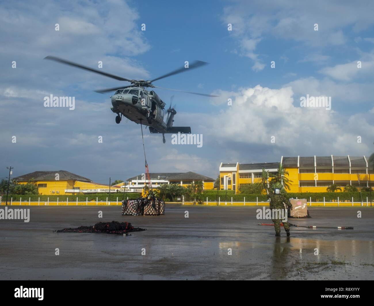 TRUJILLO, Honduras (31. 6, 2018) - einem MH-60S Seahawk, zu der "Ritter" der Hubschrauber Meer Combat Squadron (HSC) 22, bewegt sich die medizinische Versorgung an Land während des vertikalen Regalauffüllung zugeordnet. USNS Comfort (T-AH20) ist auf einer 11-Woche medizinische Unterstützung Mission in Zentral- und Südamerika als Teil des US Southern Command's Enduring Promise Initiative. Arbeiten mit Gesundheit und Regierung Partner in Ecuador, Peru, Kolumbien und Honduras, die EINGESCHIFFTEN medizinisches Team kümmert sich an Bord und an Land-basierte medizinische Websites, wodurch der Druck auf die nationalen medizinischen Systeme zu entlasten, teilweise verursacht b Stockfoto