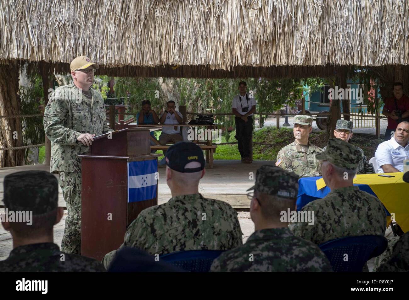 TRUJILLO, Honduras (31. 7, 2018) - Kapitän William Shafley, kommandierender Offizier, Task Force 49, liefert Erläuterungen während der Zeremonie an einem der beiden medizinischen Websites statt. Die Eröffnung ist der Auftakt zu fünf Tage der medizinischen Behandlung in Honduras. Das Hospitalschiff USNS Comfort (T-AH20) ist auf einer 11-Woche medizinische Unterstützung Mission in Zentral- und Südamerika als Teil des US Southern Command's Enduring Promise Initiative. Arbeiten mit Gesundheit und Regierung Partner in Ecuador, Peru, Kolumbien und Honduras, die EINGESCHIFFTEN medizinisches Team kümmert sich an Bord und an Land-basierte medizinische Stockfoto