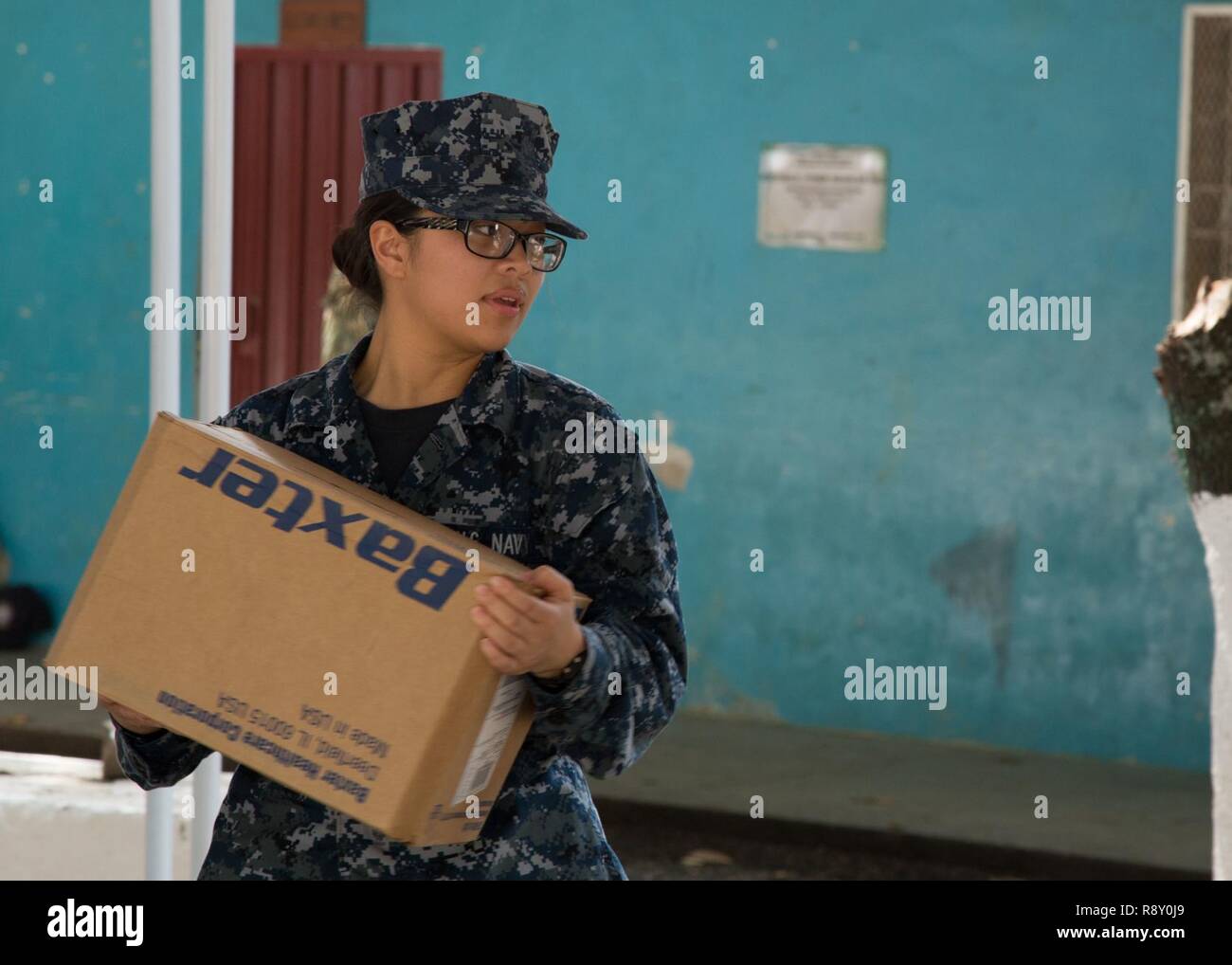 TRUJILLO, Honduras (31. 6, 2018) - Hospitalman Leanne Frontera, von Fairfield, Kalifornien, leitet eine medizinische Versorgung nach unten eine Zeile beim Einrichten einer von zwei medizinische Websites. Das Hospitalschiff USNS Comfort (T-AH20) ist auf einer 11-Woche medizinische Unterstützung Mission in Zentral- und Südamerika als Teil des US Southern Command's Enduring Promise Initiative. Arbeiten mit Gesundheit und Regierung Partner in Ecuador, Peru, Kolumbien und Honduras, die EINGESCHIFFTEN medizinisches Team kümmert sich an Bord und an Land-basierte medizinische Websites, wodurch der Druck auf die nationalen medizinischen Systeme zu entlasten, die teilweise durch eine i Stockfoto