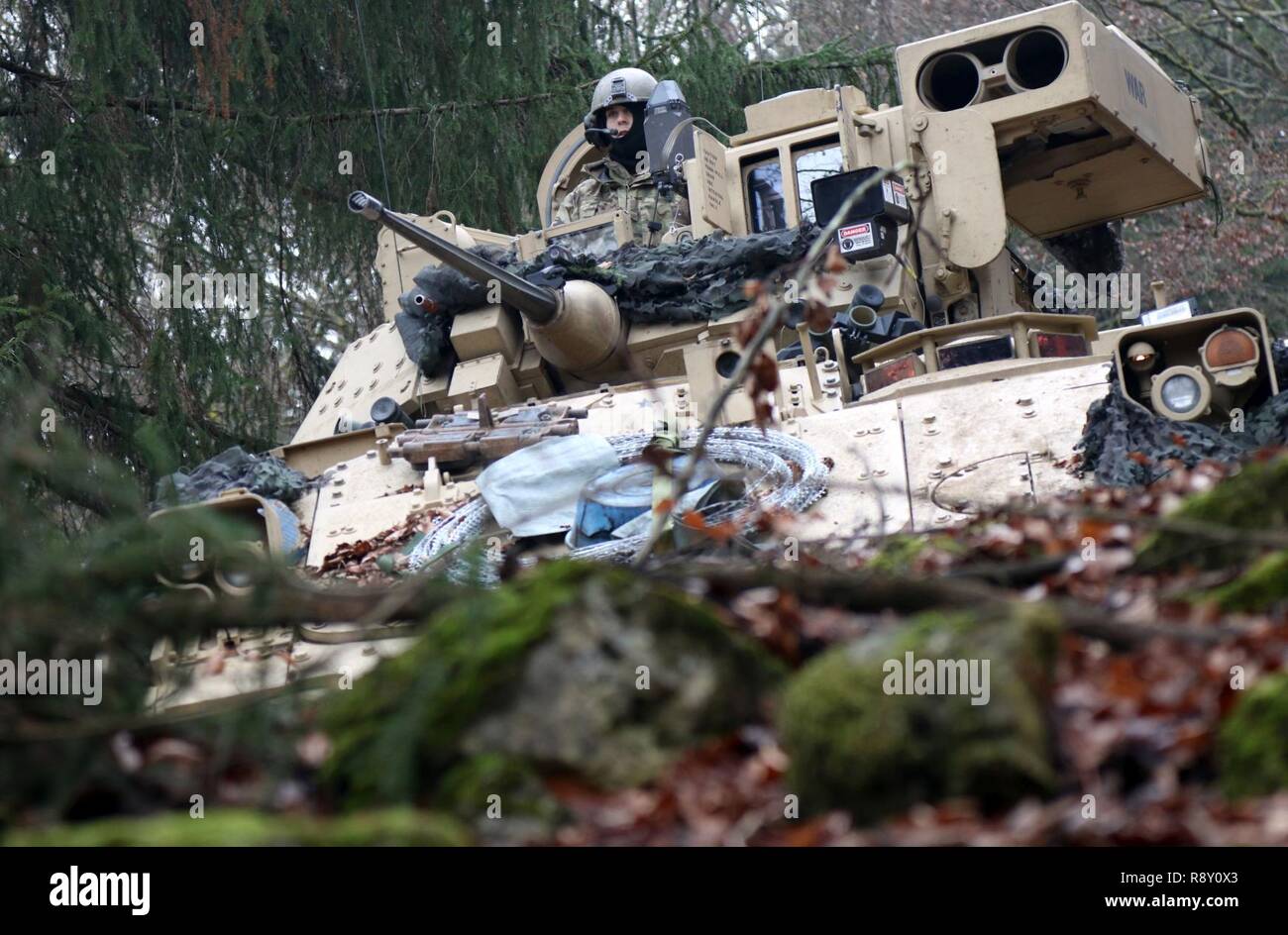 Der Soldat mit dem 1.Kavallerie Division beobachtet, wie er für die gegnerischen Kräfte auf einen M3 Bradley Fighting Fahrzeug während der Übung kombinierte Lösung XI, Dez. 4 bei Hohenfels Training Area, Deutschland wartet. CBRXI Übung gibt der US-Armee regional zugeordneten Kampfeinsätze in Europa die Möglichkeit, eine Combat Training Center Rotation mit einer gemeinsamen, multinationalen Umfeld, ihre Integration in die US-Army Europe Operationen auszuführen. Stockfoto