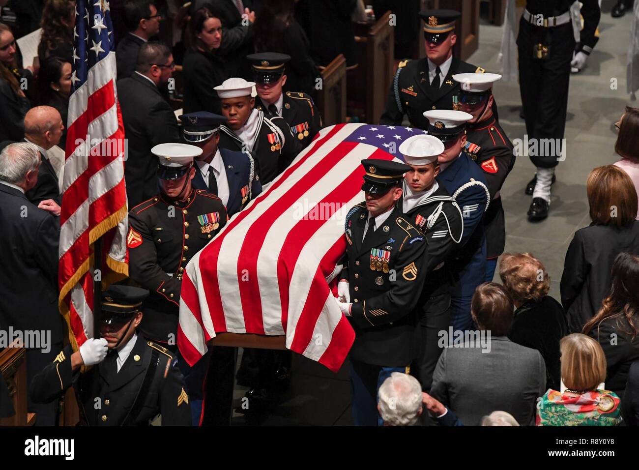 Us-Mitglieder tragen die Überreste von George H. W. Bush die Insel in Saint Martin's Episcopal Church in Houston, Texas, Dez. 6, 2018. Fast 4.000 militärische und zivile Personal aus über alle Niederlassungen der US-Streitkräfte, zeremonielle Unterstützung bei der Beerdigung von George H. W. Bush, der 41. Präsident der Vereinigten Staaten. Stockfoto