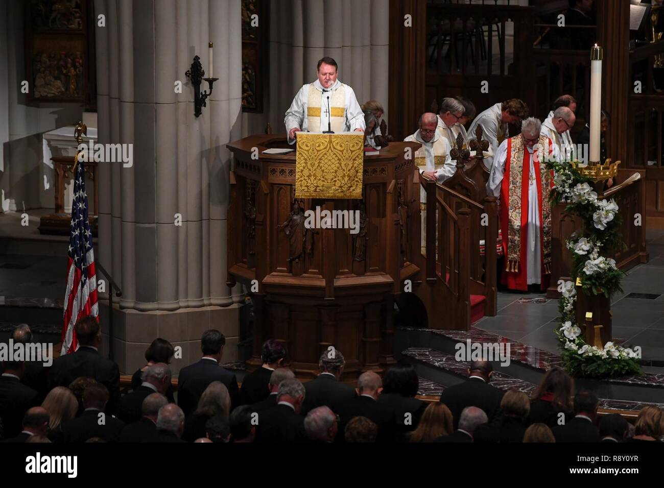 Ein Reverend führt ein Gebet während der Trauerfeier für George H. W. Bush bei Saint Martin's Episcopal Church in Houston, Texas, Dez. 6, 2018. Fast 4.000 militärische und zivile Personal aus über alle Niederlassungen der US-Streitkräfte, zeremonielle Unterstützung bei der Beerdigung von George H. W. Bush, der 41. Präsident der Vereinigten Staaten. Stockfoto