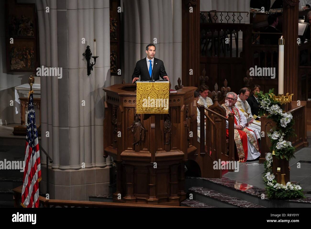 Der Herr Abgeordnete George Prescott Bush, der Enkel von George H. W. Bush, spricht ein Tribut während der trauerfeier zu Ehren von George H. W. Bush bei Saint Martin's Episcopal Church in Houston, Texas, Dez. 6, 2018. Fast 4.000 militärische und zivile Personal aus über alle Niederlassungen der US-Streitkräfte, zeremonielle Unterstützung bei der Beerdigung von George H. W. Bush, der 41. Präsident der Vereinigten Staaten. Stockfoto