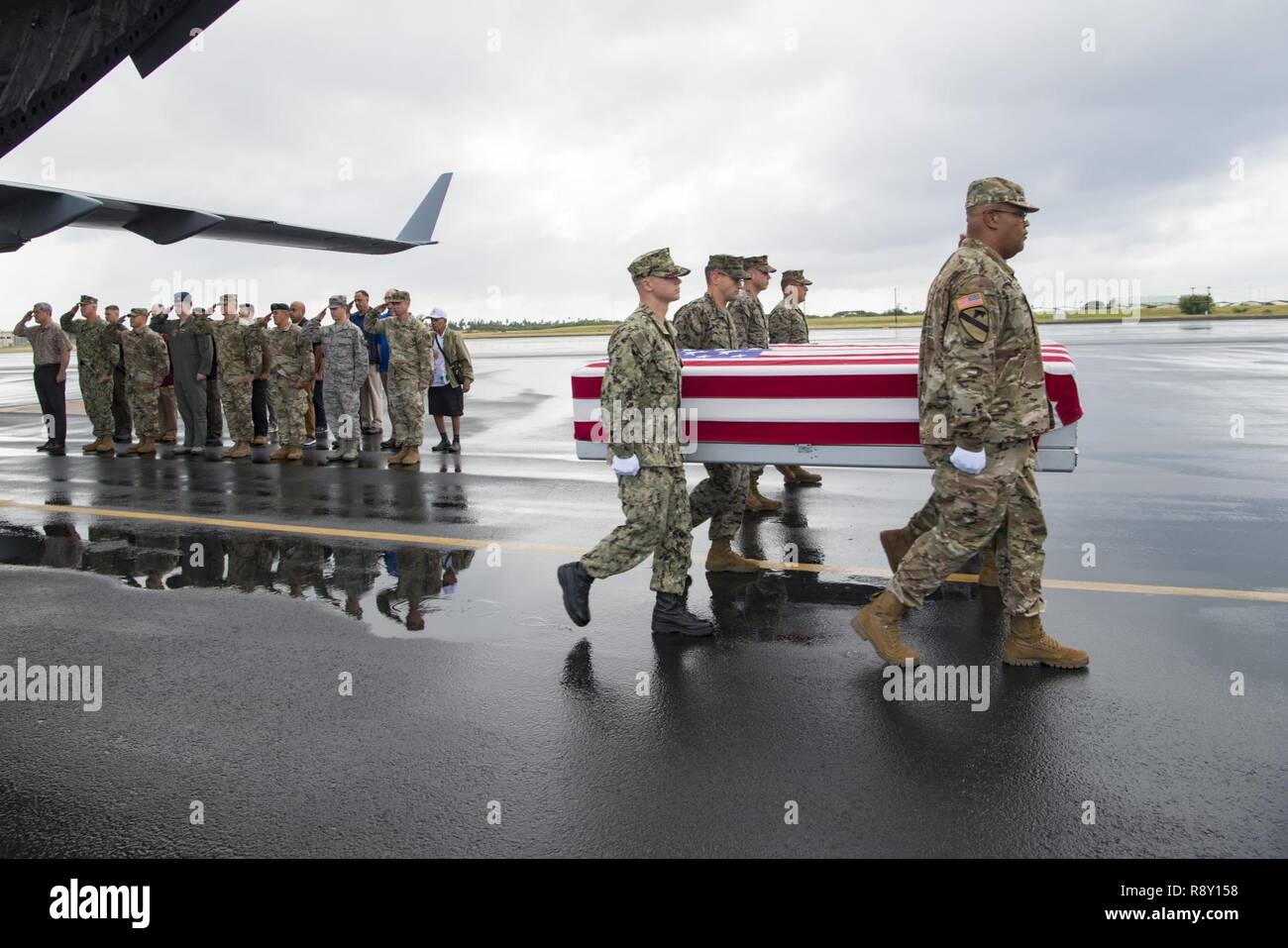 Mitglieder der Verteidigung POW/MIA Accounting Agentur (DPAA) Durchführung eines ehrenhaften tragen für die Überreste der unbekannten US-Mitglieder bei Joint Base Pearl Harbor-Hickam, Hawaii, Dez. 8, 2018. Die Überreste wurden vor kurzem von Gräbern auf dem Friedhof und Denkmal in Manila auf den Philippinen als Teil der DPAA der Aufwand für Personal, das in der cabanatuan Kriegsgefangenenlager während des Zweiten Weltkriegs starb Identifizieren ausgegrabene. Stockfoto