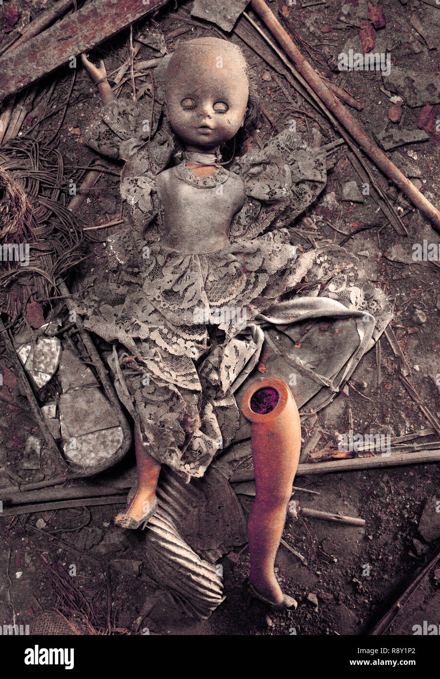 Gruselige Puppe Foto, Liegen, unheimlich Doll in Braut Kleid, Okkultismus, Esoterik, halloween vintage Hintergrund Stockfoto
