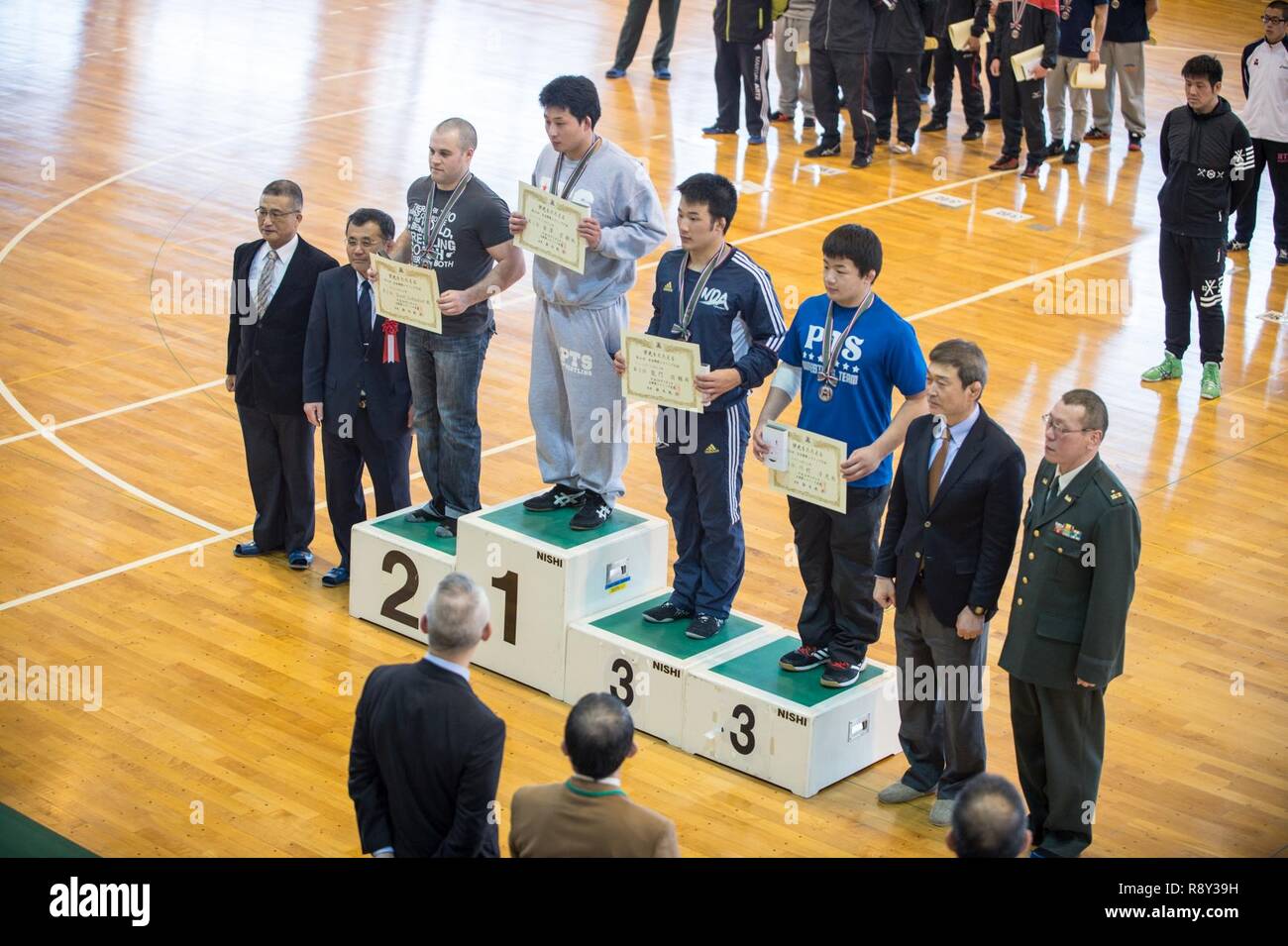 CAMP ASAKA, Japan (5. März 2017) Pfc. Scott Lohndorf, zum Hauptsitz und Sitz Geschwader von Marine Corps Air Station Iwakuni zugeordnet, posiert für ein Foto während der 23. jährlichen All Japan Verteidigung-kraft Wrestling Turnier Abschlussfeier im Camp Asaka, Japan. Lohndorf rang mit den "SEAHAWKS" Navy Wrestling Team aus der Flotte Aktivitäten Yokosuka und nahm Platz 2 in der 86 kg Klasse. Stockfoto