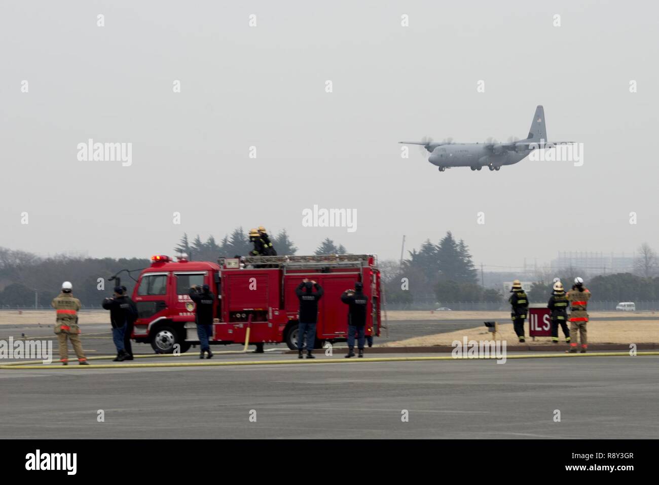 Der erste Super C-130J Hercules auf US Pacific Air Kräfte zugewiesen werden bei Yokota Air Base, Japan, März 6, 2017 eintrifft. Die C-130 Js wird verwendet, um kritische Friedenssicherung und Blindbewerbungen im gesamten Indo-Asia Pacific Region zu unterstützen, einschließlich Fracht Anlieferung, Troop Transport, airdrop und aeromedical Missionen. Stockfoto