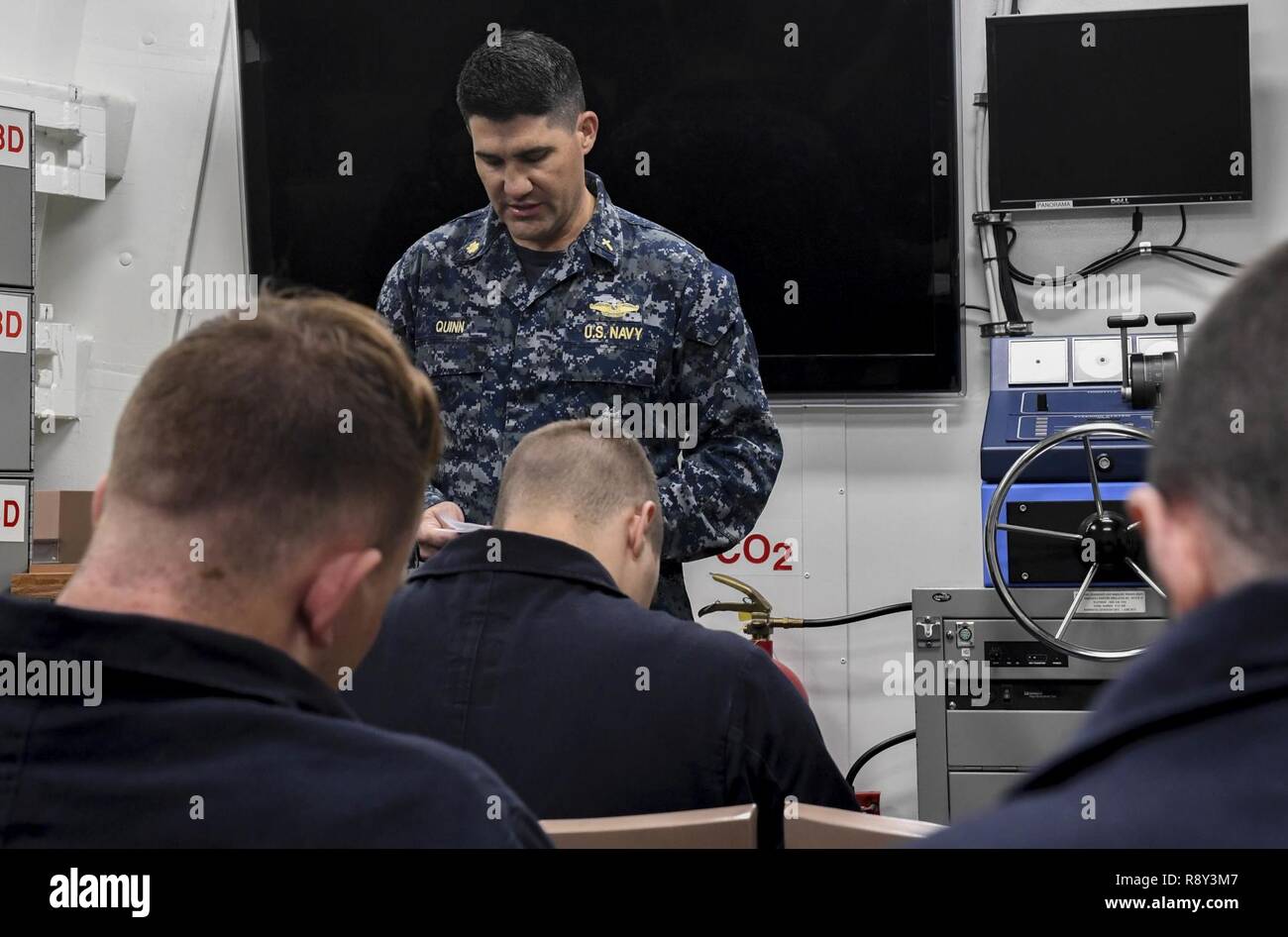 SOUTH CHINA SEA (1. März 2017) Lt.Cmdr. Jeffrey Quinn, Destroyer Squadron (DESRON) (1) Kaplan, führt eine Aschermittwoch Service an Bord der Arleigh-Burke-Klasse geführte Anti-raketen-Zerstörer USS Wayne E.Meyer (DDG108). Wayne E.Meyer ist in regelmäßigen Western Pacific Bereitstellung mit der Carl Vinson Carrier Strike Group als Teil der US-Pazifikflotte-Initiative die Befehls- und Steuerfunktionen der USA 3 Flotte in der Indo-Asia zu verlängern - Pazifik Region. Us Navy Flugzeugträger Streik Gruppen haben die Indo-Asia - Pazifik regelmäßig und routinemäßig Seit mehr als 70 Jahren patrouillierte. Stockfoto