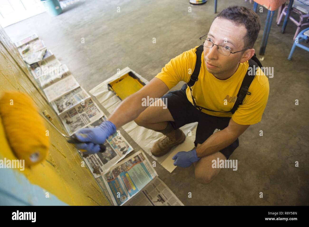 TRUJILLO, Honduras (Mar. 2, 2017) - Engineering Aide 2. Klasse Gabriel Jimenez, ein Eingeborener von Miami zugeordnet Bau Bataillon Wartungseinheit (CBMU) 202, Farben der Wände eines honduranischen Grundschule während eines gemeinschaftlichen Beziehungen zur Unterstützung der Fortsetzung Versprechen 2017 (CP-17) Besuch in Trujillo, Honduras Projekt. CP-17 ist ein US Southern Command - gefördert und U.S. Naval Forces Southern Command/USA Flotte - durchgeführt Einsatz zivil-militärische Operationen durchzuführen, einschließlich humanitärer Hilfe, Ausbildung Engagements und medizinische, zahnmedizinische und veterinärmedizinische Unterstützung in einer Bemühung, Sho Stockfoto