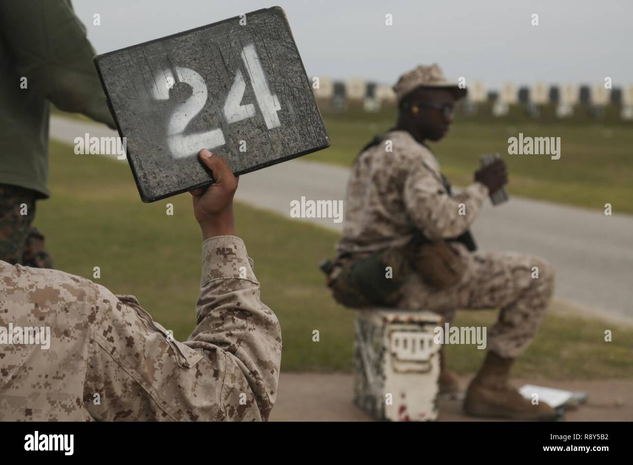 Us Marine Corps Rct. Aaron Jackson mit Platoon 2025, Firma E., 2.BATAILLON, rekrutieren Training Regiment, Signale der Turm am Schießstand auf Marine Corps Depot rekrutieren, Parris Island, S.C., 6. März 2017. Qualifying mit der M16-A4-Gewehr lehrt Rekruten das Waffensystem zu verstehen, um mit dem Konzept 'zu halten jeder Marine ein Rifleman." Stockfoto