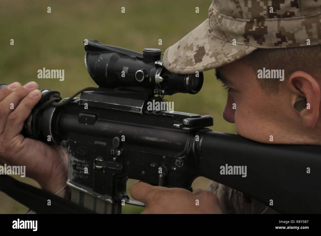 Us Marine Corps Rct. Derek Bäcker mit Platoon 2025, 2.BATAILLON, rekrutieren Training Regiment, Sehenswürdigkeiten in am Schießstand auf Marine Corps Depot rekrutieren, Parris Island, S.C., 6. März 2017. Qualifying mit der M16-A4-Gewehr lehrt Rekruten das Waffensystem zu verstehen, um mit dem Konzept 'zu halten jeder Marine ein Rifleman." Stockfoto