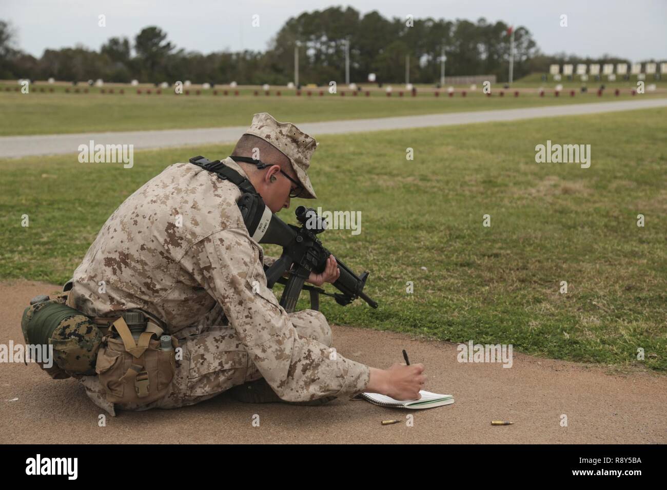 Us Marine Corps Rct. Christopher Wojnar mit Platoon 2025, 2.BATAILLON, rekrutieren Training Regiment, markiert seine Ziele am Schießstand auf Marine Corps Depot rekrutieren, Parris Island, S.C., 6. März 2017. Qualifying mit der M16-A4-Gewehr lehrt Rekruten das Waffensystem zu verstehen, um mit dem Konzept 'zu halten jeder Marine ein Rifleman." Stockfoto