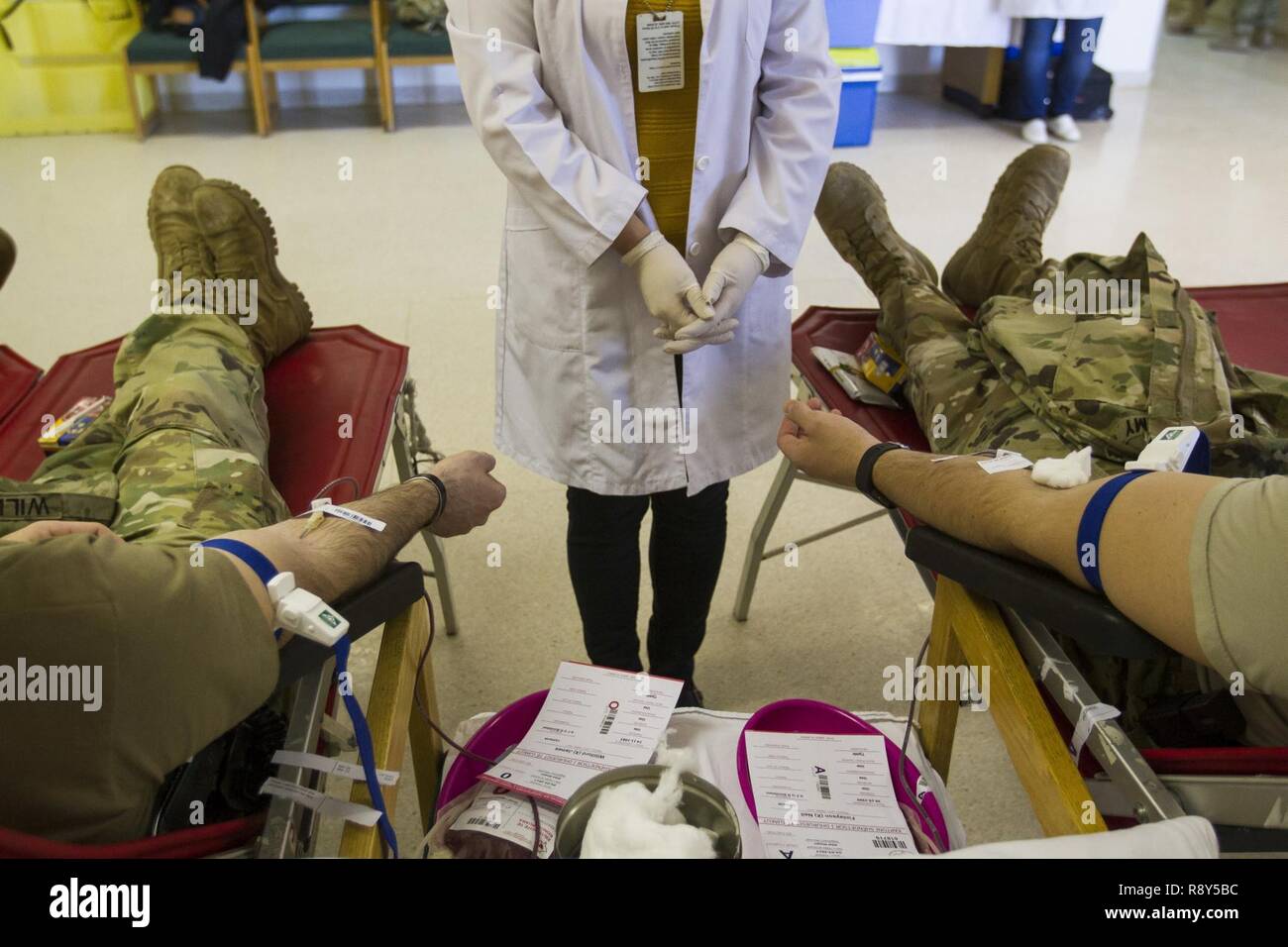 Soldaten, zugeordnet zu den multinationalen Battle Group-East, Blut zu den Kosovo Staatlichen Bluttransfusionsdienstes Zentrum spenden, auf Camp Bondsteel, Kosovo, März 4, 2017. Die Blutbank arbeitete in Verbindung mit MNBG - EastTask Kraft Medizinische die dringend benötigten Spenden zu erhalten. Stockfoto