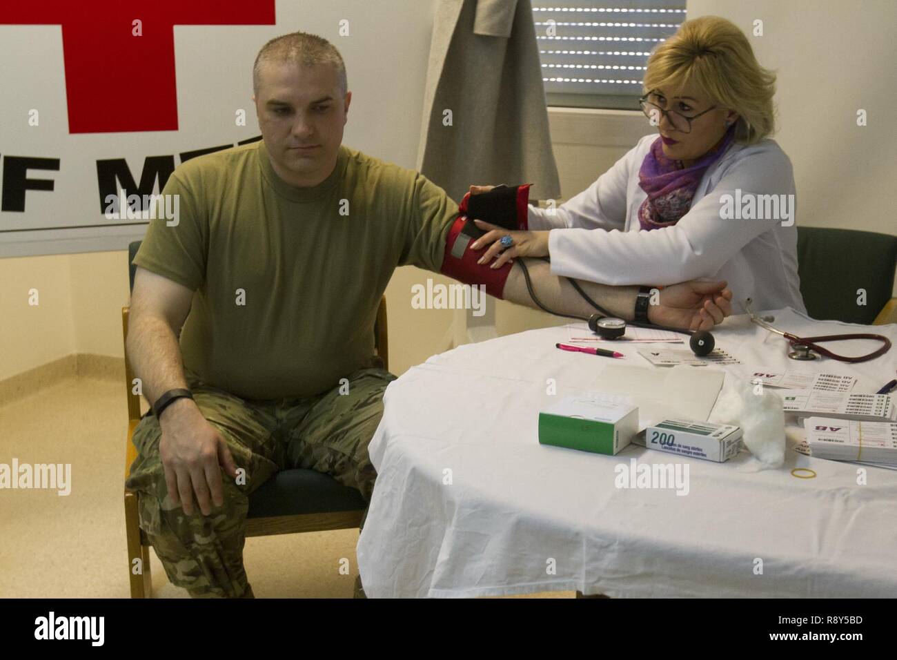 Ein Soldat, zugeordnet zu den multinationalen Battle Group-East, bereitet die Blut an den Kosovo Staatlichen Bluttransfusionsdienstes Zentrum zu spenden, auf Camp Bondsteel, Kosovo, März 4, 2017. Die Spender werden sorgfältig überprüft vor Beginn der Blutspende. Die Blutbank arbeitete in Verbindung mit MNBG - Osten Task Force Medical die dringend benötigten Spenden zu erhalten. Stockfoto