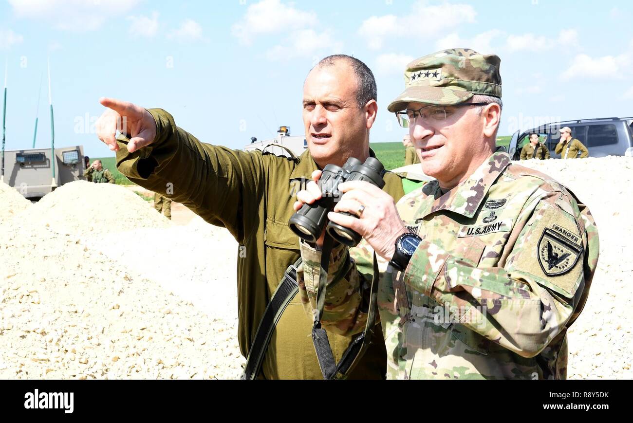 Kommandant der US-europäischen Befehl Allgemeine (****) Curtis M. Scaparrotti setzte seinen Besuch in Israel heute, Dienstag, 7. März 2017, mit einer Tour durch den Pfeil Raketenabwehrsystem Palmahim Hauptsitz, begleitet von IDF Generalstabschef Generalleutnant Gadi Eizenkot und Air Defense Commander Brig. Gen. Zvika Haimovitch. Er setzte dann zu einem IDF Feld übung und unterrichtete Brig. Gen Ori Gordin und Maj. Gen (Res.) Tal Russo. Er reiste südlich an der israelischen Grenze zum Gazastreifen und besucht einen gefangengenommenen Hamas Tunnel, begleitet von Gaza Division Commander Brig. Gen Yehuda Fuchs. Ge Stockfoto