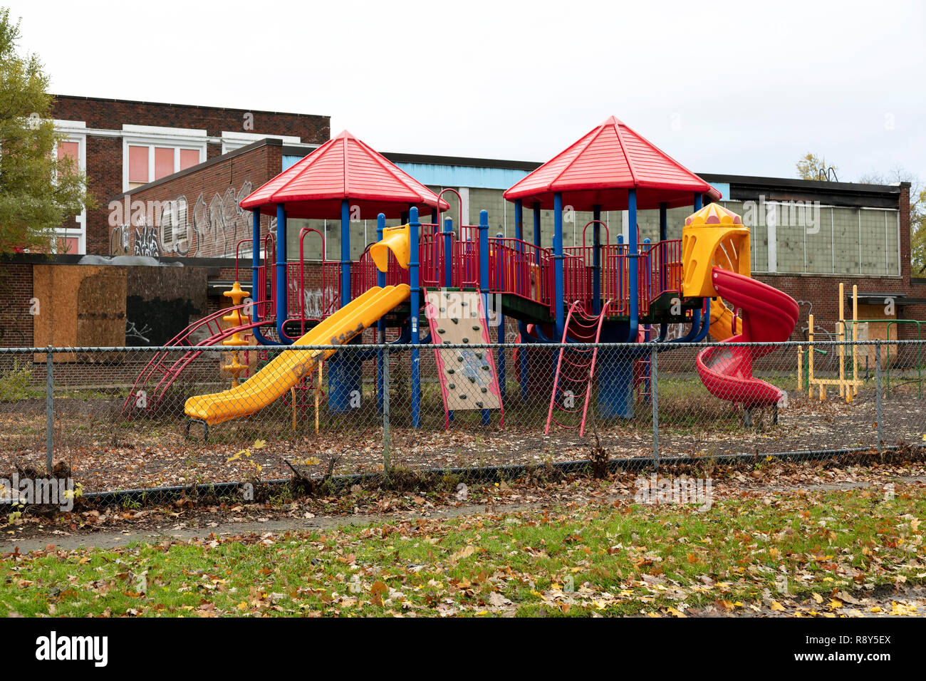 Verlassen der Schule und Schulhof, Flint, Michigan, USA, von James D Coppinger/Dembinsky Foto Assoc Stockfoto