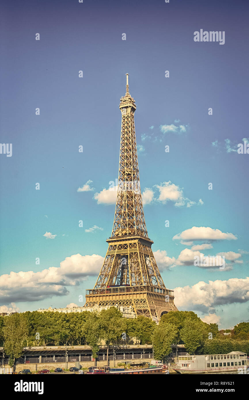 . Eifel Turm ist das Wahrzeichen von Paris und den Eiffelturm in Paris, die Liebe zu schönen Herbstabend Stockfoto