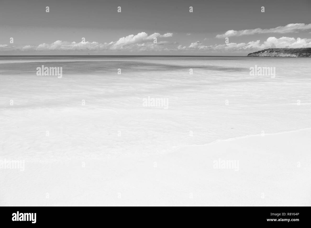 Wolken im blauen Himmel über ruhigen Meer Strand tropischen Insel. Tropisches Paradies Strand mit Sand. Reisen Experten zeigen Antigua besten Strände. Sand perlmuttweiß Anspruch so fein wie Puder. Paradise Island. Stockfoto