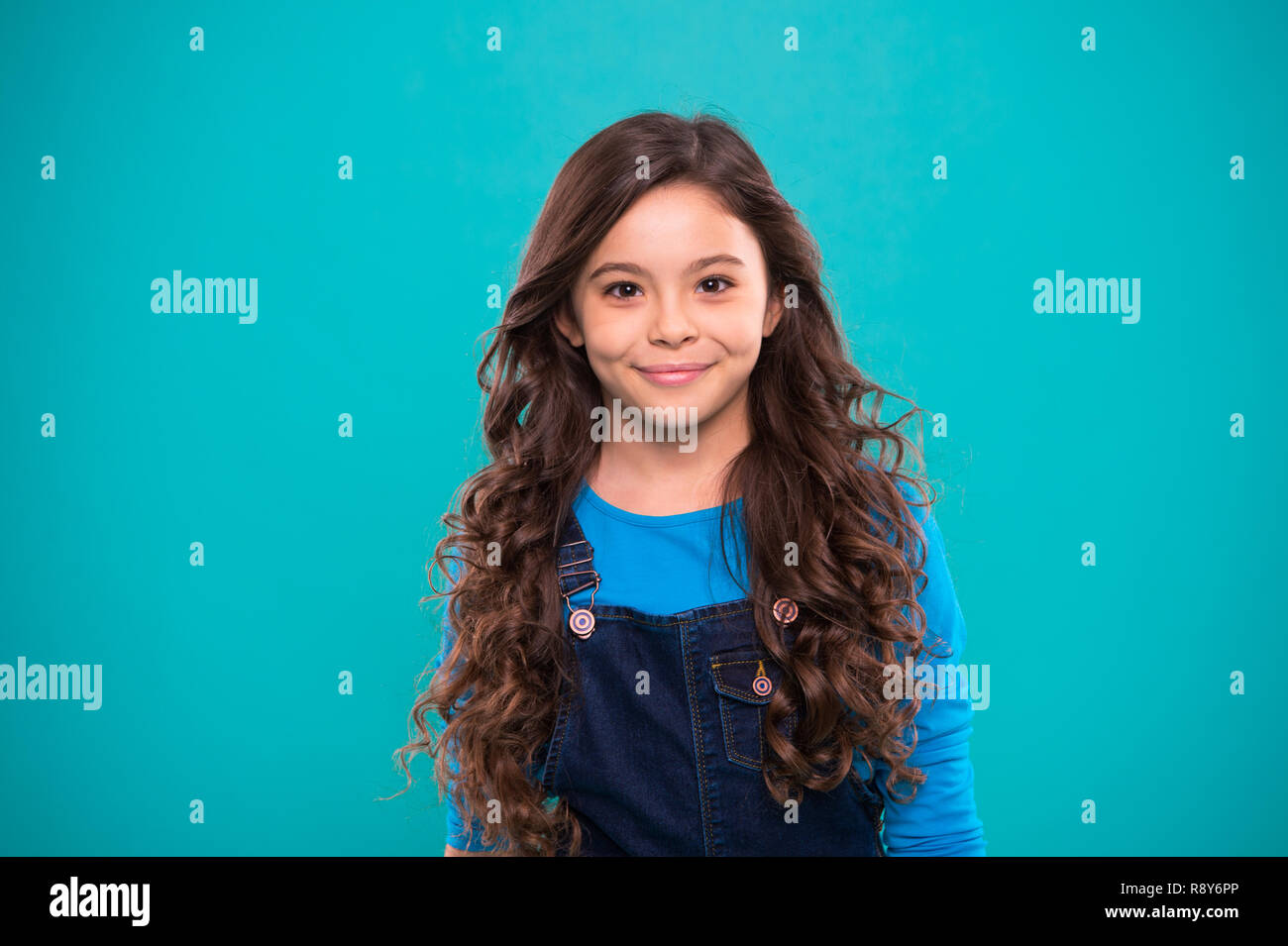 Extreme Haar Volumen Kind Madchen Lange Gesund Glanzendes Haar Kleines Madchen Lange Haare Wachsen Lehre Gesundes Haar Pflege Gewohnheiten Kind Glucklich Suss Gesicht Mit Adorable Curly Frisur Stehen Auf Blauem Hintergrund Stockfotografie