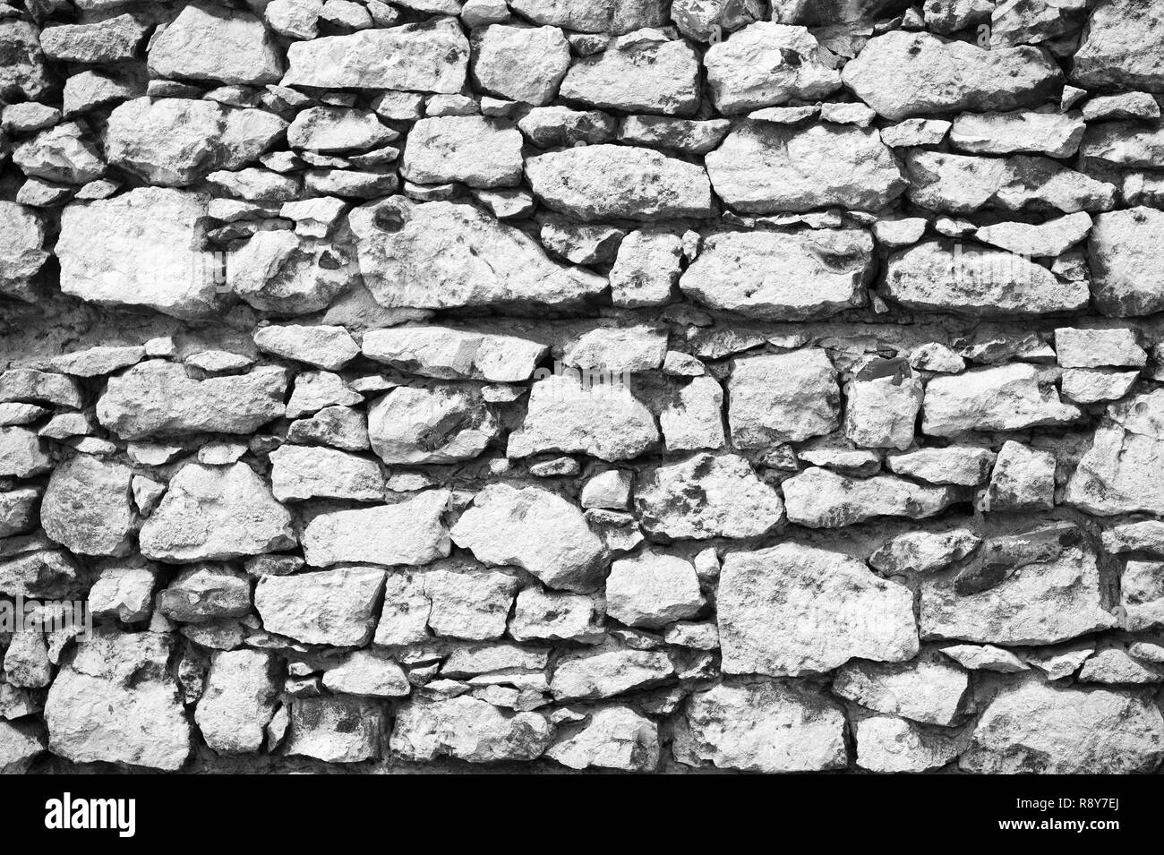 Alte steinerne Wand in Krakau Textur Hintergrund. Alte Hintergrund leere Wand aus Steinen in Krakau. Alte Material Konzept. Alte steinerne Festung oder Teil der Verteidigungsanlagen. Stockfoto