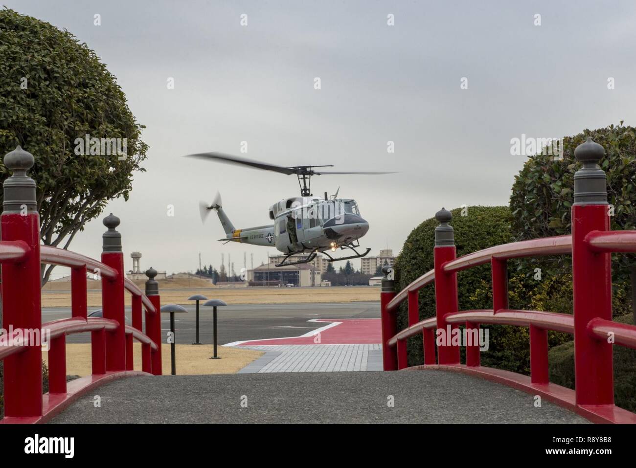 Mitglieder von Yokota und Generalmajor Mark Dillon, Pacific Air Forces stellvertretender Kommandeur, weg in einer UH-1N Iroquois, 7. März 2017, Yokota Air Base, Japan. Dillons Besuch war für die Ankunft der ersten der Pacific Air Force C-130 J Super Hercules Yokota Air Base. Stockfoto