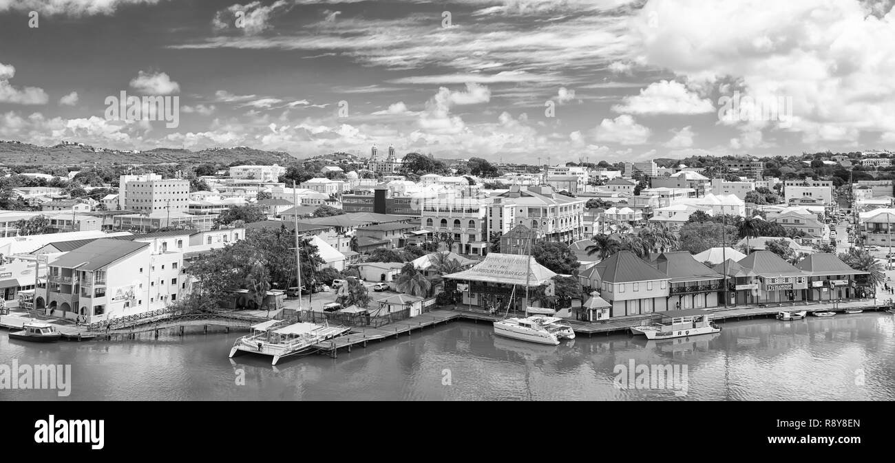 St. Johns, Antigua - März 05, 2016: die Stadt und das Meer Port an bewölkten Himmel. Sommer Urlaub auf der tropischen Insel. Reisen und Fernweh. Stockfoto