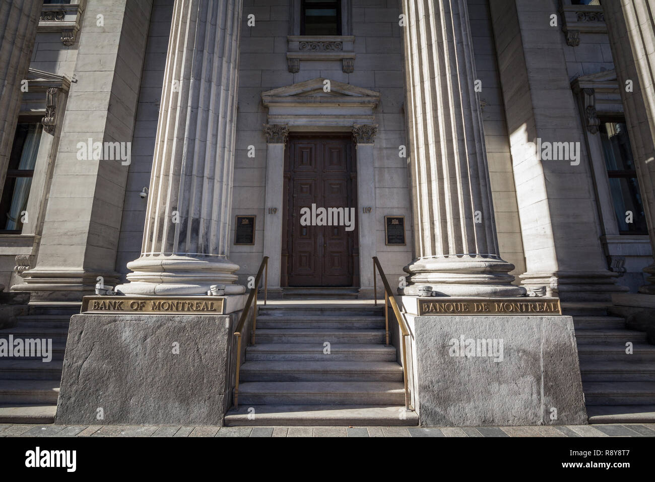 MONTREAL, KANADA - 4. NOVEMBER 2018: Bank von Montreal logo, bekannt als BMO, vor ihrem historischen Sitz in Old Montreal. "Banque de Stockfoto