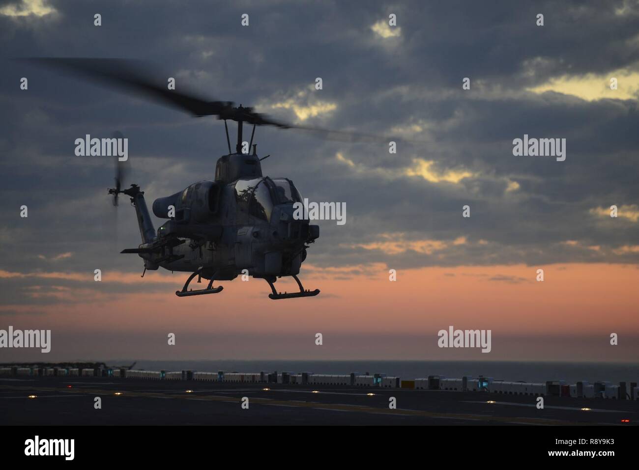 Atlantik (8. März 2017) - Ein AH-1W SuperCobra, angeschlossen an Marine Light Attack Helicopter Squadron 167 (HMLA-167), zieht aus der Flight Deck der Amphibisches Schiff USS Iwo Jima (LHD7). Das Schiff ist unterwegs eine Reihe von Qualifikationen und Zertifizierungen als Teil des grundlegenden Phase der Ausbildung in Vorbereitung auf die künftige Operationen und Bereitstellungen. Stockfoto