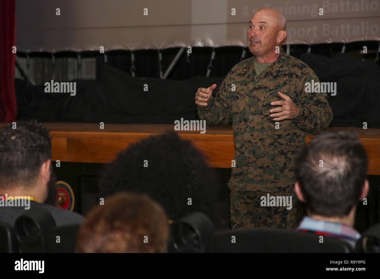 Brigadegeneral Austin E. Renforth, Kommandierender General des östlichen Recruiting Region, Marine Corps Recruit Depot Parris Island, spricht mit Erzieher der einziehenden Station Atlanta/Columbia Erzieher Workshop an Bord Marine Corps Recruit Depot Parris Island, South Carolina, März 8, 2017. Die Erzieher kommen aus beiden Recruiting Station Atlanta und Columbia die Erzieher Workshop zu erleben. Die Erzieher Workshop bietet die Möglichkeit, Pädagogen einen Einblick in das Marine Corps Ausbildung der Studenten in ihrer Region besser informieren. Stockfoto