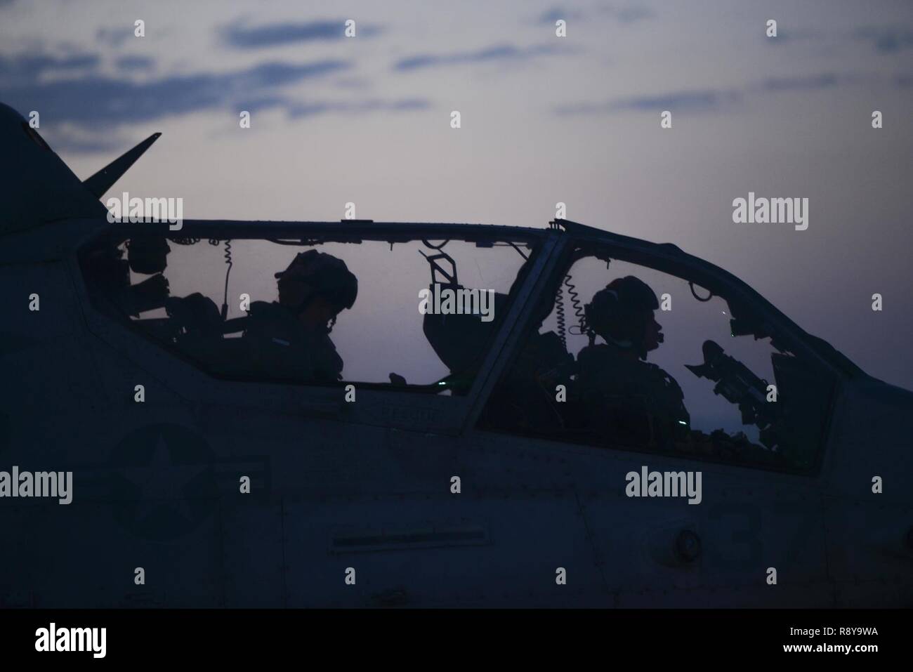 Atlantik (8. März 2017) - Ein AH-1W SuperCobra, angeschlossen an Marine Light Attack Helicopter Squadron 167 (HMLA-167), zieht aus der Flight Deck der Amphibisches Schiff USS Iwo Jima (LHD7). Das Schiff ist unterwegs eine Reihe von Qualifikationen und Zertifizierungen als Teil des grundlegenden Phase der Ausbildung in Vorbereitung auf die künftige Operationen und Bereitstellungen. Stockfoto