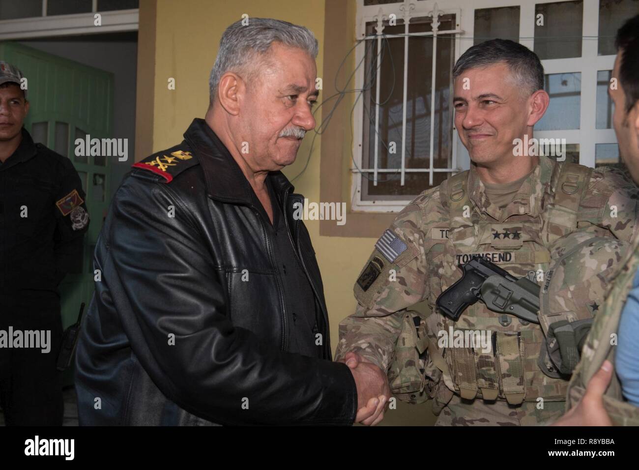 Generalleutnant Stephen J. Townsend, rechts, Kommandierender General, Combined Joint Task Force - Betrieb Zugehörig zu lösen, trifft sich mit irakischen Terrorismusbekämpfung Services (CTS) der Kommandeur, Generalleutnant Abdul Ghani Al Assadi in Mossul, Irak, 8. März 2017. Eine globale Koalition von mehr als 60 regionalen und internationalen Nationen haben sich zusammengeschlossen, um Partner Kräfte ISIS zu besiegen. CJTF-OIR ist die globale Koalition zu besiegen ISIS im Irak und in Syrien. Stockfoto