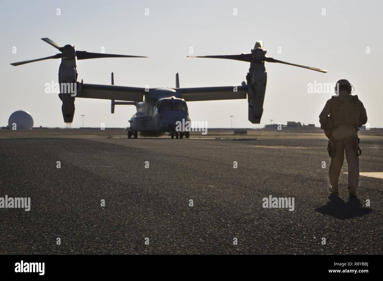 Ein US-Marine, mit Marine Medium Tiltrotar Squadron - 165 (VMM-165), Spaziergänge in Richtung seiner MV-22 Osprey vor einer gemeinsamen airdrop Mission in Südwestasien, auf März 9, 2017. Stockfoto