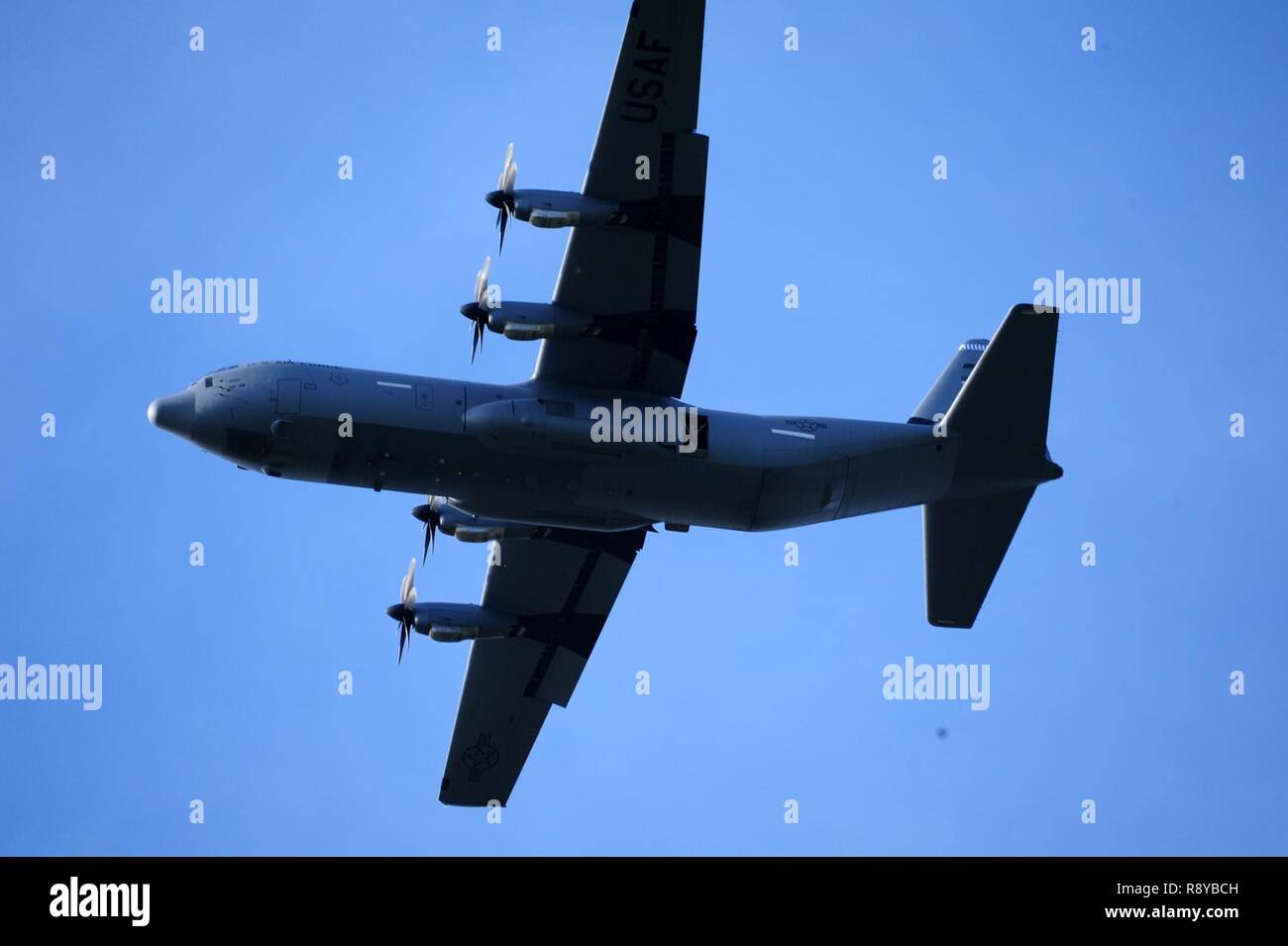 Fallschirmjäger mit 1St Squadron, 91st Cavalry Regiment, 173Rd Airborne Brigade führen einen Betrieb aus einem 37Th Airlift Squadron C-130J "Hercules" während der Übung Real Tauwetter in Tancos, Portugal, 7. März 2017. 173Rd Fallschirmjäger entlang ihrer portugiesischen Amtskollegen aus der Portugiesischen 1 Airborne Brigade sprang. Übung echten Tauwetter ist eine portugiesische-geführten großen gemeinsamen und kombinierte Kraft ausüben, zur Entwicklung und Förderung der internationalen Zusammenarbeit in der taktischen Ausbildung. Die anhaltende Beiträge zu entwickeln, Bereitschaft zu verbessern und sind wichtig für die Aufrechterhaltung der Sicherheit und buildi Stockfoto