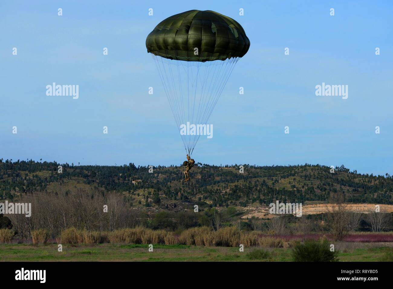 Fallschirmjäger mit 1St Squadron, 91st Cavalry Regiment, 173Rd Airborne Brigade führen einen Betrieb aus einem 37Th Airlift Squadron C-130J "Hercules" während der Übung Real Tauwetter in Tancos, Portugal, 7. März 2017. 173Rd Fallschirmjäger entlang ihrer portugiesischen Amtskollegen aus der Portugiesischen 1 Airborne Brigade sprang. Übung echten Tauwetter ist eine portugiesische-geführten großen gemeinsamen und kombinierte Kraft ausüben, zur Entwicklung und Förderung der internationalen Zusammenarbeit in der taktischen Ausbildung. Die anhaltende Beiträge zu entwickeln, Bereitschaft zu verbessern und sind wichtig für die Aufrechterhaltung der Sicherheit und buildi Stockfoto