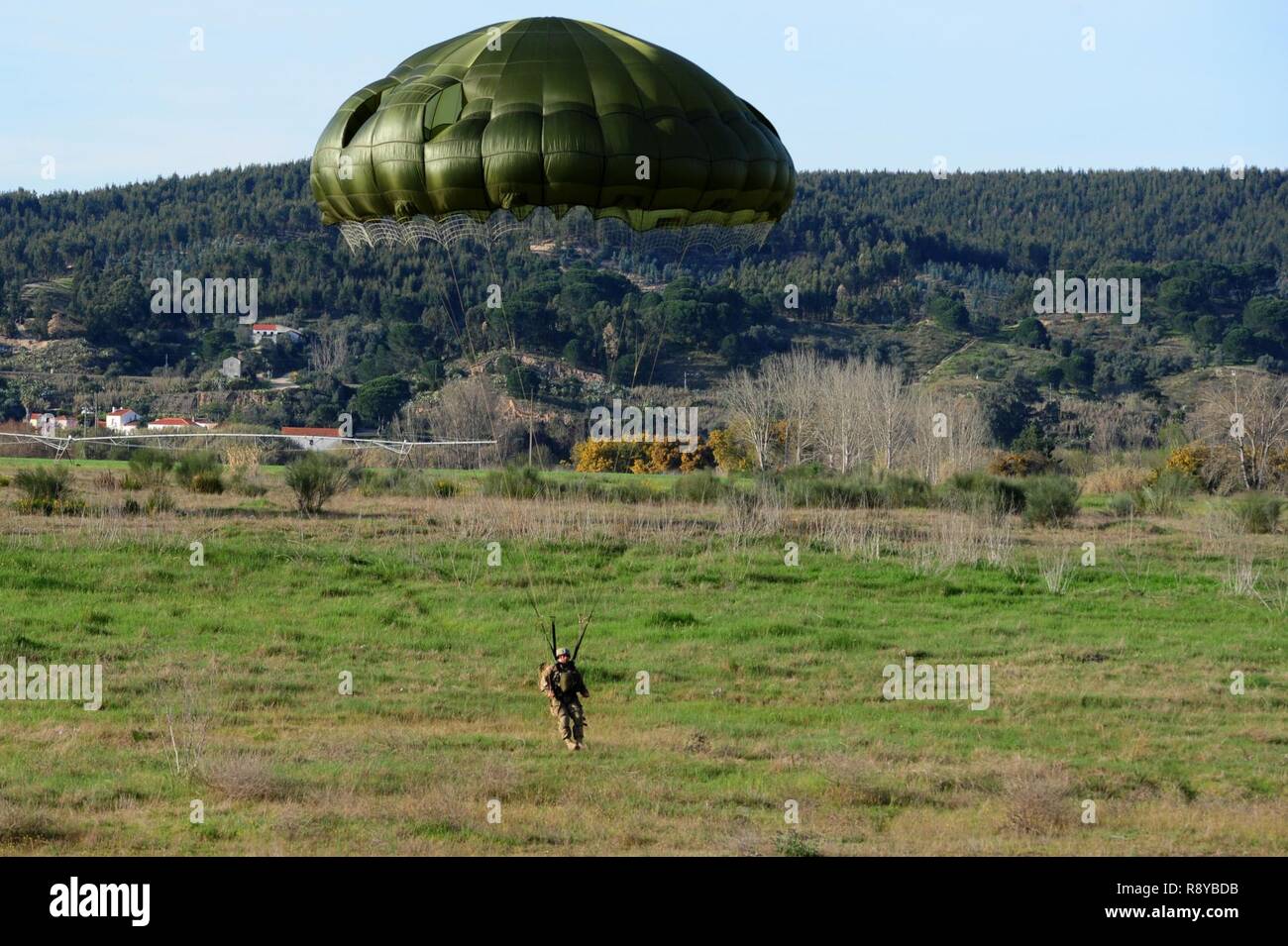 Fallschirmjäger mit 1St Squadron, 91st Cavalry Regiment, 173Rd Airborne Brigade führen einen Betrieb aus einem 37Th Airlift Squadron C-130J "Hercules" während der Übung Real Tauwetter in Tancos, Portugal, 7. März 2017. 173Rd Fallschirmjäger entlang ihrer portugiesischen Amtskollegen aus der Portugiesischen 1 Airborne Brigade sprang. Übung echten Tauwetter ist eine portugiesische-geführten großen gemeinsamen und kombinierte Kraft ausüben, zur Entwicklung und Förderung der internationalen Zusammenarbeit in der taktischen Ausbildung. Die anhaltende Beiträge zu entwickeln, Bereitschaft zu verbessern und sind wichtig für die Aufrechterhaltung der Sicherheit und buildi Stockfoto