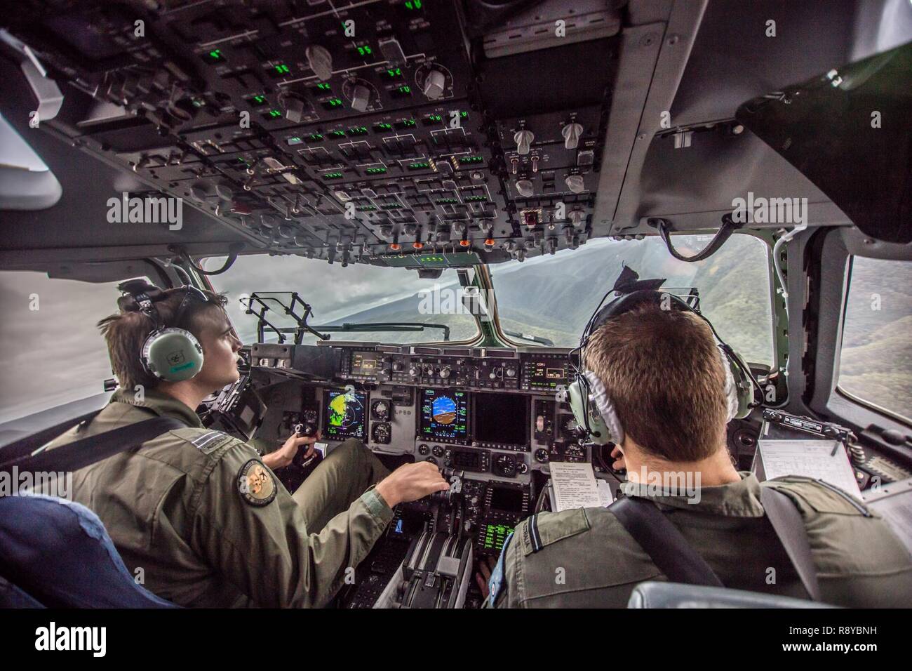 Royal Australian Air Force Flying Officer Doug Izatt und Flight Lieutenant Andrew Muhl, beide Piloten mit der Nr. 36 Squadron, Teilnahme in einer defensiven Systeme Ausbildung Übung mit einem C 17 Globemaster III, während der erweiterte Taktiken Aircrew Kurs (ATAC), oberhalb der Blue Mountains, Australien, 9. März 2017. ATAC wird durch die erweiterte Luftbrücke Taktik Training Center durchgeführt, gegründet aus St. Joseph Mo., das die Mission der Erhöhung der Kriegsführung Wirksamkeit und Überlebensfähigkeit der Mobilität der Streitkräfte. Es ist das erste Mal, dass die AATTC Schulungen im Ausland gelehrt hat. Stockfoto
